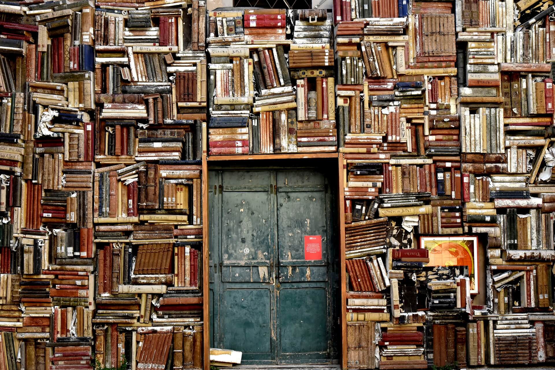 Angesammeltes Wissen in einer Bibliothek (Nino Carè, Pixabay)