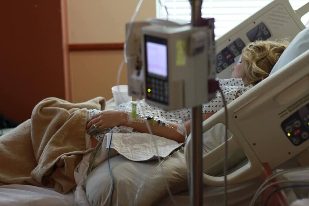 Patientin im Krankenhaus-Bett (Pixabay, Parentingupstream; lizensiert unter CC0 1.0)